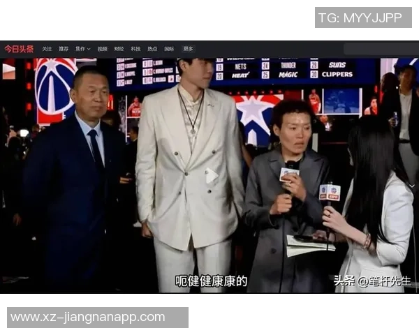 杨瀚森主动与阿夫迪亚交流翻译助力两人友好碰拳互动